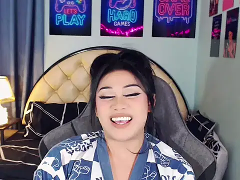 SexxyTsLoverr live cam on StripChat