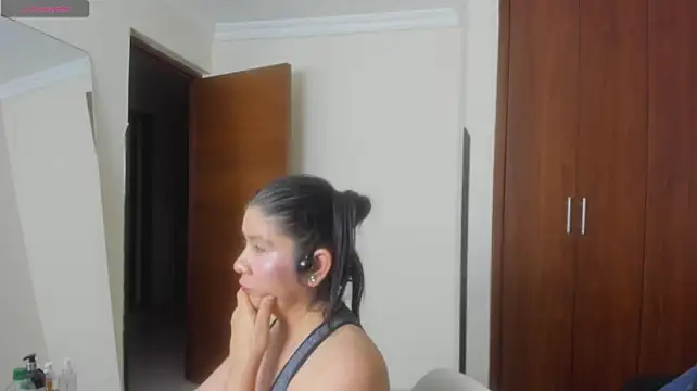 kiraGeiner live cam on StripChat