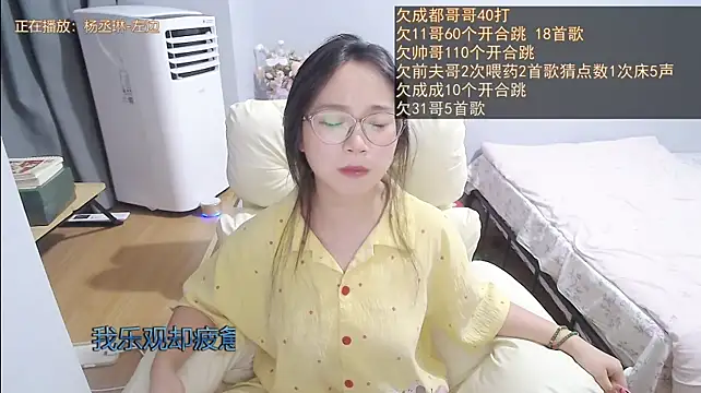Hmm_0303 live cam on StripChat