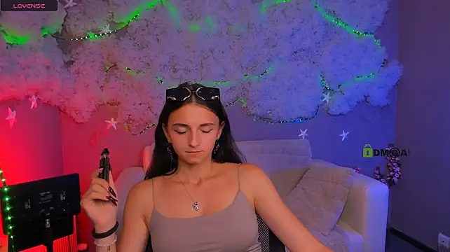 caroline_honeyy live cam on StripChat