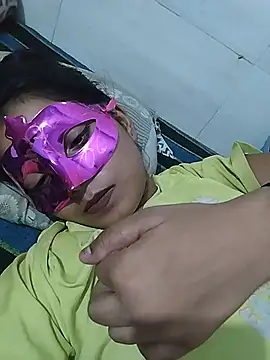 Queen-Rakhi live cam on StripChat