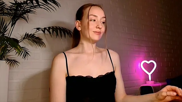WhitePrincessLuna live cam on StripChat