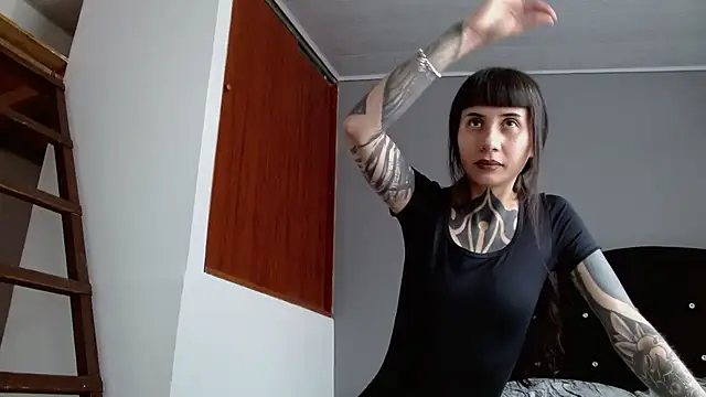 Emilia_1995 live cam on StripChat