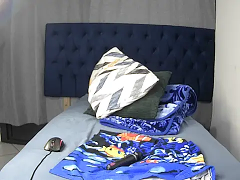 Hugetits- live cam on StripChat
