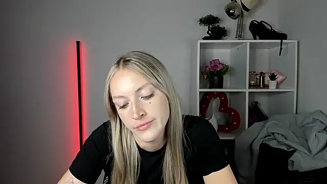 EvelynBlond live webcam