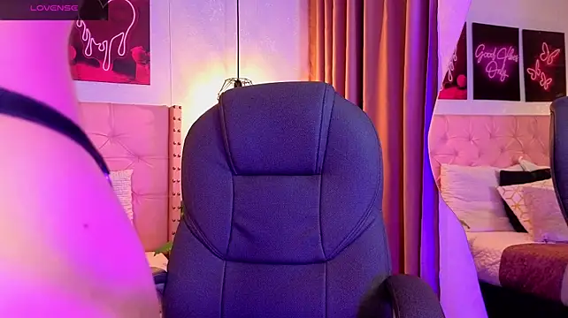 dark__nymph live cam on StripChat