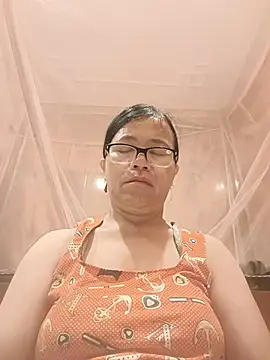 Chilly-wet live cam on StripChat