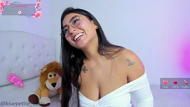 Blue_Petite live cam on StripChat