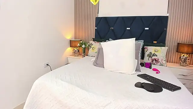 gabytyara2 live cam on StripChat