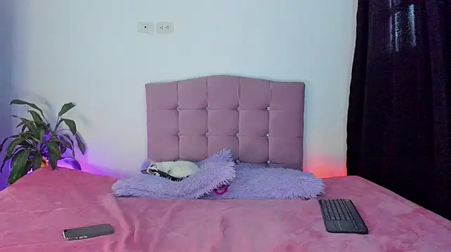 MarieLatex live cam on StripChat
