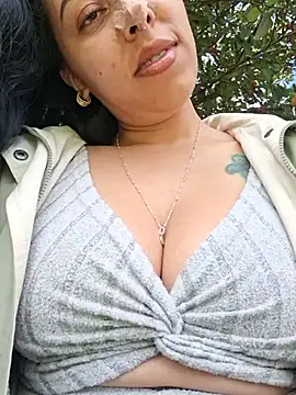 Luianna live cam on StripChat