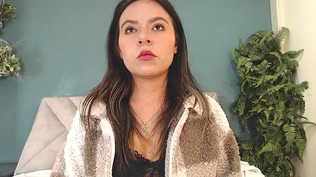 EmmaBellini live cam on StripChat