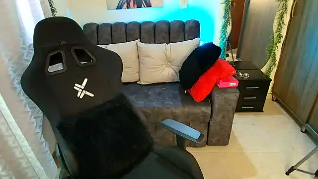 LUCYMILF_SEXY live cam on StripChat