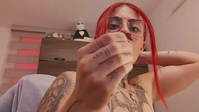 selene_red_ live cam on StripChat