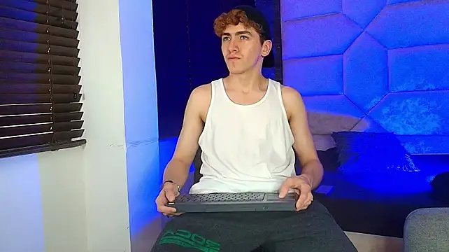 Tyler_Mcrey live cam on StripChat