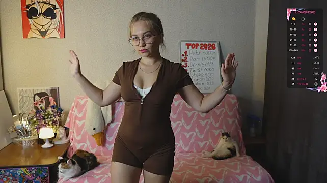Miatiny live cam on StripChat