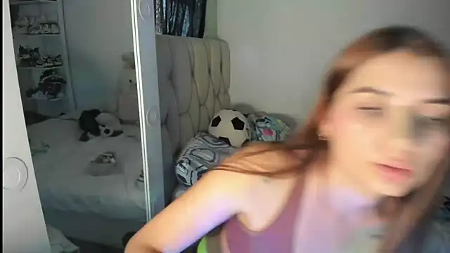 KittyKlum live cam on StripChat