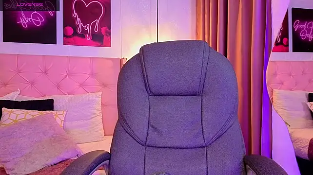 dark__nymph live cam on StripChat