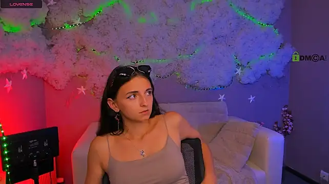 caroline_honeyy live cam on StripChat