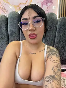 nicole-cooper live cam on StripChat