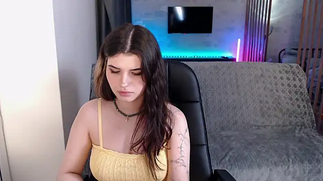 AnoraDarkk live cam on StripChat