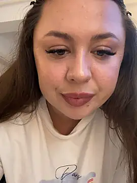Sara_Hug live cam on StripChat