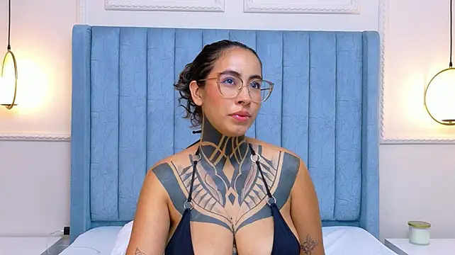 NicoleBlum live cam on StripChat
