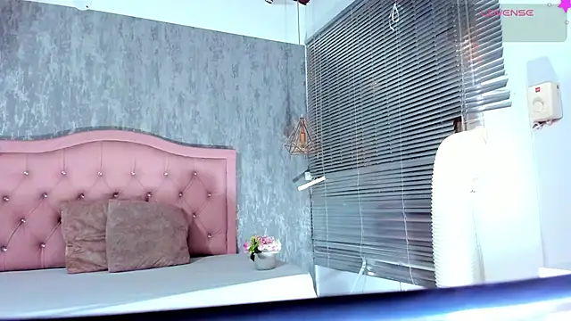 naomidibello live cam on StripChat
