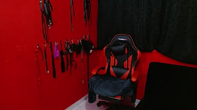 _Emily_Slave_ live cam on StripChat