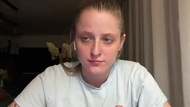 LeaWetGirl live cam on StripChat