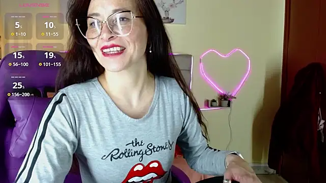 _naomi_s live cam on StripChat
