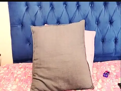 BellaBombShellX live cam on StripChat
