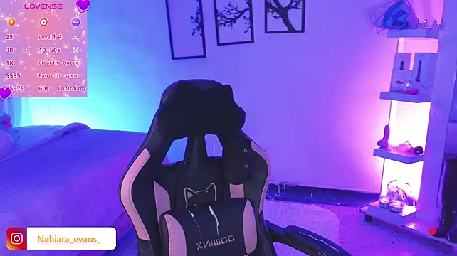 NahiaraEvans_ live cam on StripChat