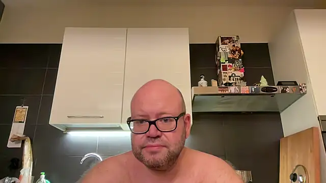 theitalianbear live cam on StripChat