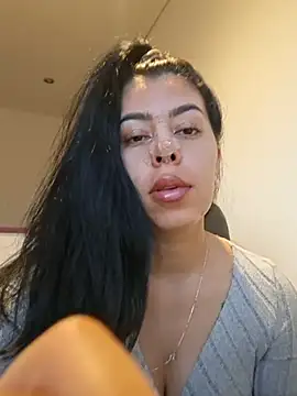 Luianna live cam on StripChat