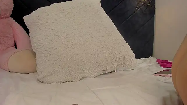 khloe_cutee live cam on StripChat
