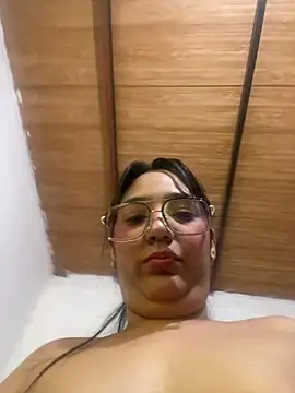 TheSexyLaura live cam on StripChat