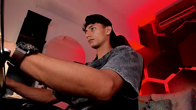 MaxiimoRomano_ live cam on StripChat