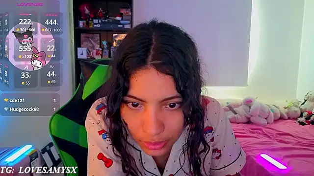 Lovelyamyy live cam on StripChat