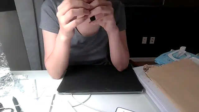 Cockoroach3333 live cam on StripChat
