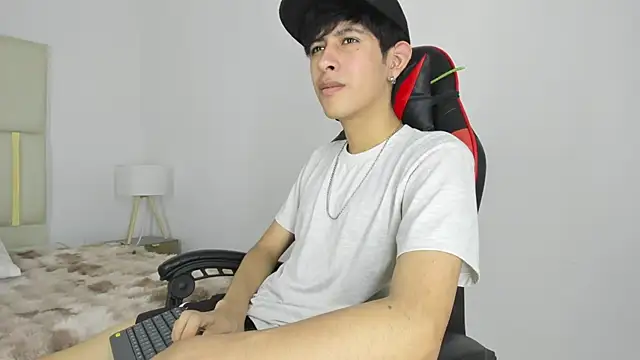 julian_xx live cam on StripChat