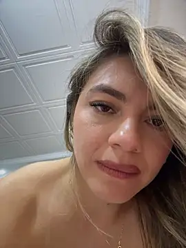 alicee16 live cam on StripChat