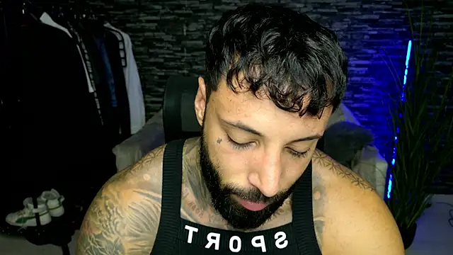 MasculineGuy99 live cam on StripChat