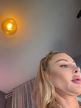 MilaMaaay live cam on StripChat