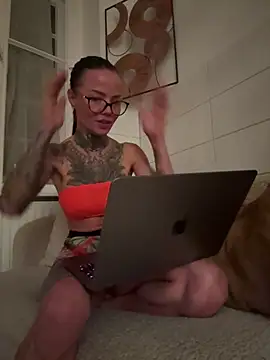 SkinnyLilly live cam on StripChat