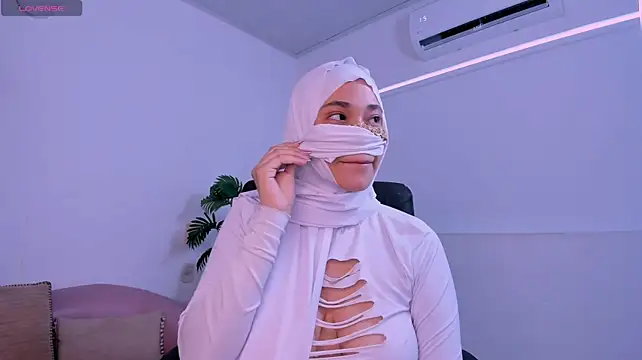 LittleNoor live cam on StripChat