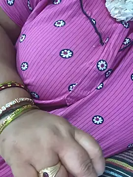 tamilkaviya143 live cam on StripChat