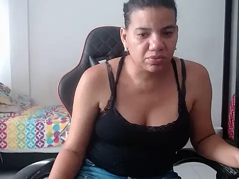 Adriana_0312 live cam on StripChat