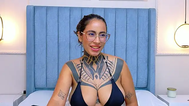 NicoleBlum live cam on StripChat