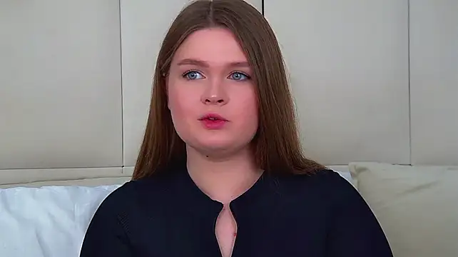CrystalLyons live cam on StripChat